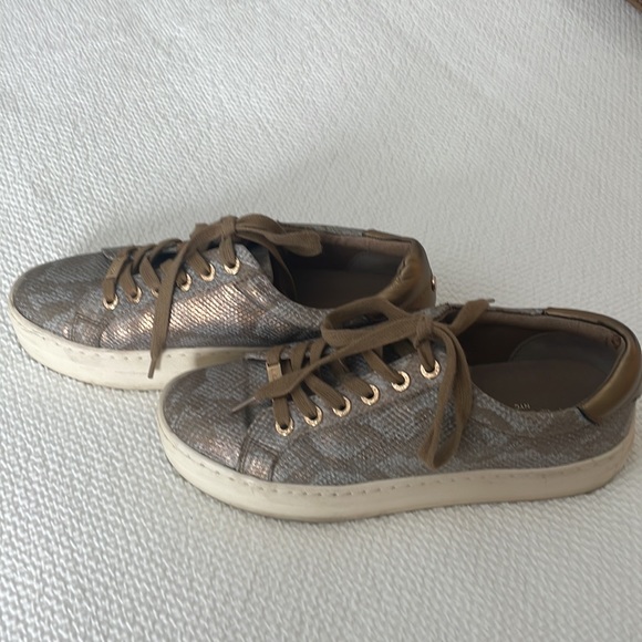 J/Slides, size 7, EUC, comfortable platform type shoe, tan & bluish print. - Picture 3 of 3